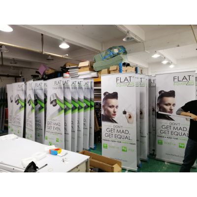 專業(yè)定制，品質呈現(xiàn) 深圳戶外噴繪寫真廣告與PVC易拉寶展架海報制作指南